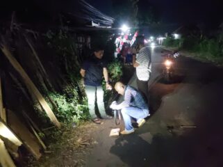 DALAMI: Anggota Satreskrim Polres Probolinggo Kota saat Olah TKP di lokasi pembacokan Desa Kedungsupit, Kecamatan Wononerto. (Foto: Hafiz Rozani).
