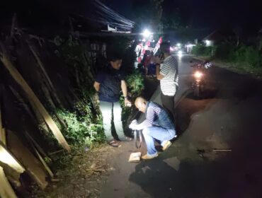 DALAMI: Anggota Satreskrim Polres Probolinggo Kota saat Olah TKP di lokasi pembacokan Desa Kedungsupit, Kecamatan Wononerto. (Foto: Hafiz Rozani).
