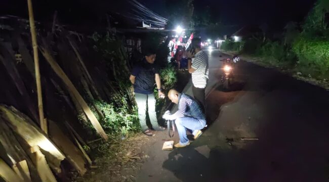 DALAMI: Anggota Satreskrim Polres Probolinggo Kota saat Olah TKP di lokasi pembacokan Desa Kedungsupit, Kecamatan Wononerto. (Foto: Hafiz Rozani).
