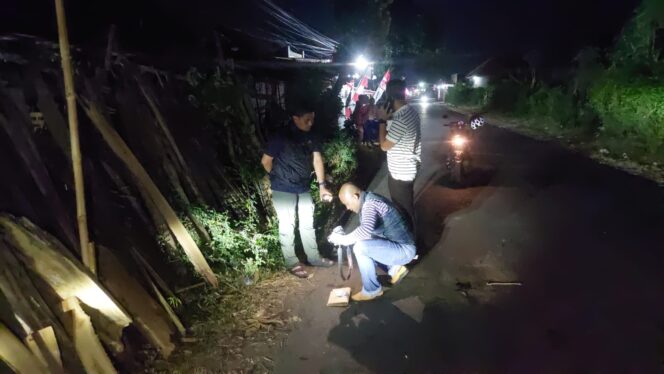 
					DALAMI: Anggota Satreskrim Polres Probolinggo Kota saat Olah TKP di lokasi pembacokan Desa Kedungsupit, Kecamatan Wononerto. (Foto: Hafiz Rozani).
