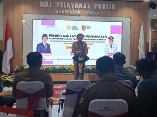 DIBUKA: Bupati Jember, Muhammad Fawait, saat hadiri pembukaan PMI di Mal Pelayanan Publik, Jalan Gajah Mada Kaliwates, Kabupaten Jember. Senin (1/9/25). (Foto: M. Abd Rozaq Mubarok).