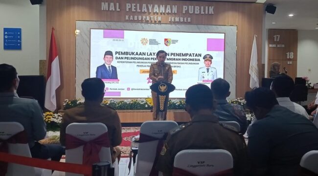 DIBUKA: Bupati Jember, Muhammad Fawait, saat hadiri pembukaan PMI di Mal Pelayanan Publik, Jalan Gajah Mada Kaliwates, Kabupaten Jember. Senin (1/9/25). (Foto: M. Abd Rozaq Mubarok).