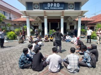 AKSI DAMAI: Suasana demontrasi damai yang berlangsung di kantor DPRD Kota Probolinggo. (Foto: Hafiz Rozani).