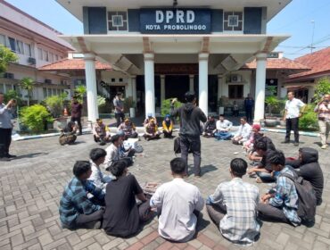 AKSI DAMAI: Suasana demontrasi damai yang berlangsung di kantor DPRD Kota Probolinggo. (Foto: Hafiz Rozani).