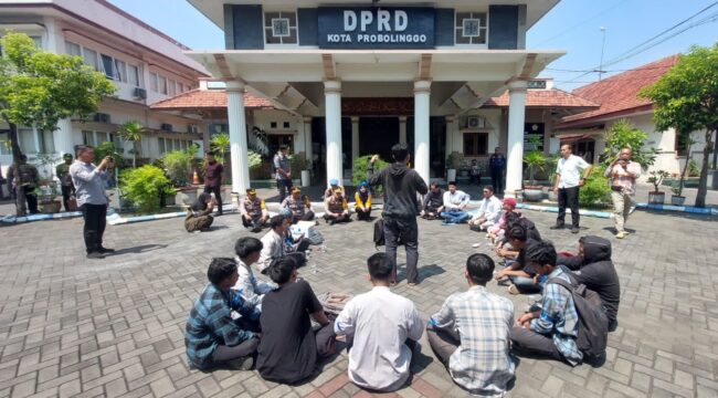 AKSI DAMAI: Suasana demontrasi damai yang berlangsung di kantor DPRD Kota Probolinggo. (Foto: Hafiz Rozani).