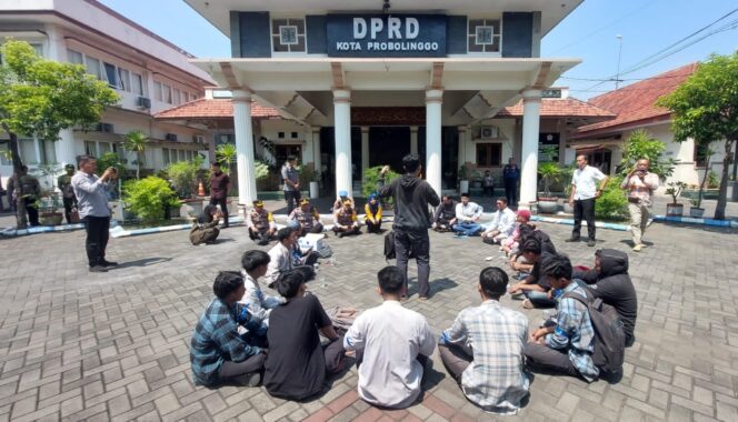 
					AKSI DAMAI: Suasana demontrasi damai yang berlangsung di kantor DPRD Kota Probolinggo. (Foto: Hafiz Rozani).