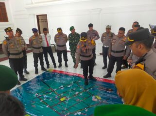 Kapolres Pasuruan Kota, AKBP Davis Busn menunjukkan rekayasa lalu lintas saat haul KH. Abdul Hamid. (Foto: Moh. Rois)