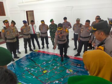 Kapolres Pasuruan Kota, AKBP Davis Busn menunjukkan rekayasa lalu lintas saat haul KH. Abdul Hamid. (Foto: Moh. Rois)
