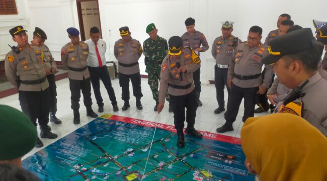 Kapolres Pasuruan Kota, AKBP Davis Busn menunjukkan rekayasa lalu lintas saat haul KH. Abdul Hamid. (Foto: Moh. Rois)
