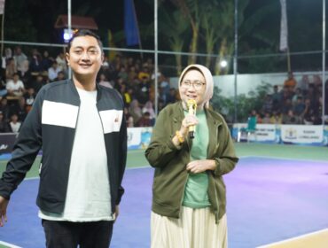Bupati Indah dan Wabup Yudha saat menghadiri final turnamen  bola voli Bupati Cup 2025. (Foto: Istimewa).
