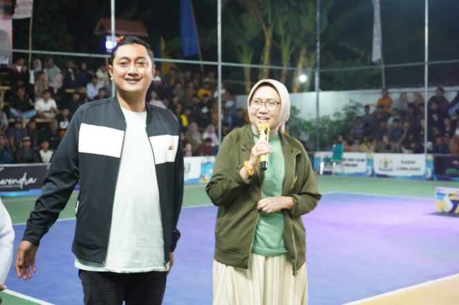 
					Bupati Indah dan Wabup Yudha saat menghadiri final turnamen  bola voli Bupati Cup 2025. (Foto: Istimewa).

