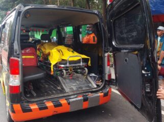 OLAH TKP: Jasad korban pembacokan di jalan raya Sukapura, Kabupaten Probolinggo, dievakuasi ke kamar jenazah. (foto: Hafiz Rozani).
