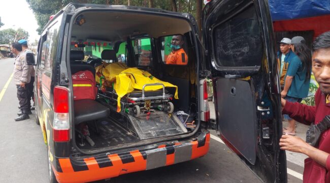 OLAH TKP: Jasad korban pembacokan di jalan raya Sukapura, Kabupaten Probolinggo, dievakuasi ke kamar jenazah. (foto: Hafiz Rozani).
