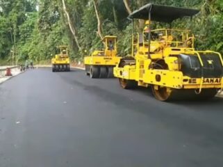 FINALISASI: Proses saat petugas dari PT Rajendra Pratama Jaya melakukan pengaspalan di jalur gumitir. (Foto: istimewa).