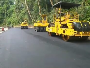 FINALISASI: Proses saat petugas dari PT Rajendra Pratama Jaya melakukan pengaspalan di jalur gumitir. (Foto: istimewa).