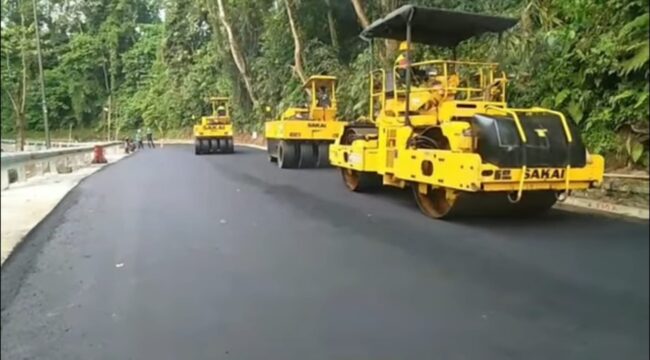 FINALISASI: Proses saat petugas dari PT Rajendra Pratama Jaya melakukan pengaspalan di jalur gumitir. (Foto: istimewa).