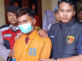 Terduga pelaku saat diamankan oleh polisi (Foto: Asmadi).