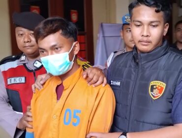 Terduga pelaku saat diamankan oleh polisi (Foto: Asmadi).