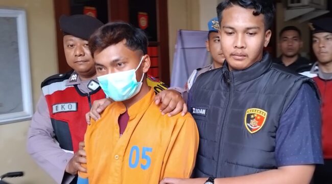 Terduga pelaku saat diamankan oleh polisi (Foto: Asmadi).