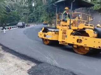 PENGASPALAN: Proses pengaspalan jalan di jalur Gumitir dikebut agar lalulintas di jalan nasional itu segera normal kembali. (Foto: Istimewa).
