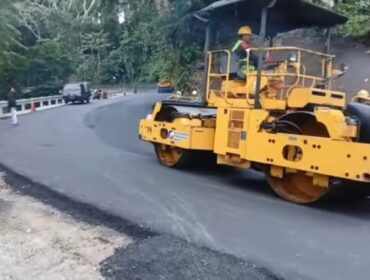 PENGASPALAN: Proses pengaspalan jalan di jalur Gumitir dikebut agar lalulintas di jalan nasional itu segera normal kembali. (Foto: Istimewa).

