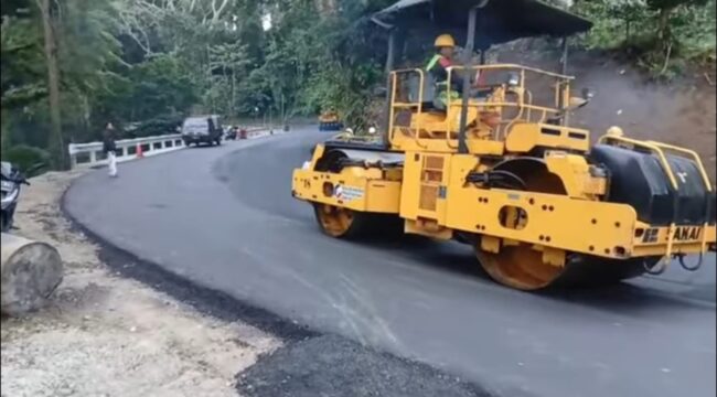 PENGASPALAN: Proses pengaspalan jalan di jalur Gumitir dikebut agar lalulintas di jalan nasional itu segera normal kembali. (Foto: Istimewa).
