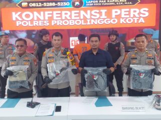RILIS: Kapolres Probolinggo Kota, AKBP Rico Yumasri bersama jajaran menunjukkan barang bukti penganiyaan di Desa Kedungsupit, Kecamatan Wonomerto. (Foto: Hafiz Rozani).
