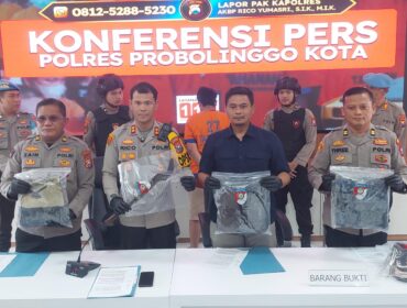 RILIS: Kapolres Probolinggo Kota, AKBP Rico Yumasri bersama jajaran menunjukkan barang bukti penganiyaan di Desa Kedungsupit, Kecamatan Wonomerto. (Foto: Hafiz Rozani).