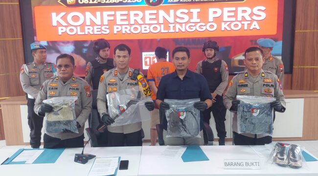 RILIS: Kapolres Probolinggo Kota, AKBP Rico Yumasri bersama jajaran menunjukkan barang bukti penganiyaan di Desa Kedungsupit, Kecamatan Wonomerto. (Foto: Hafiz Rozani).