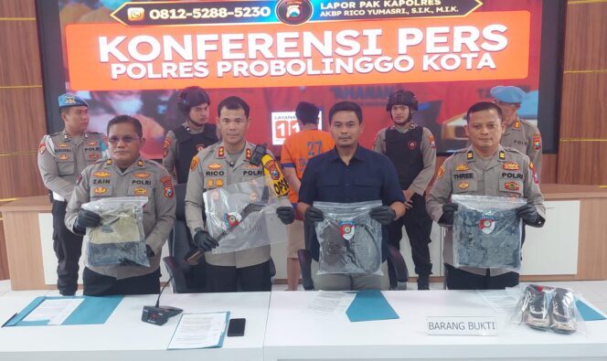 
					RILIS: Kapolres Probolinggo Kota, AKBP Rico Yumasri bersama jajaran menunjukkan barang bukti penganiyaan di Desa Kedungsupit, Kecamatan Wonomerto. (Foto: Hafiz Rozani).