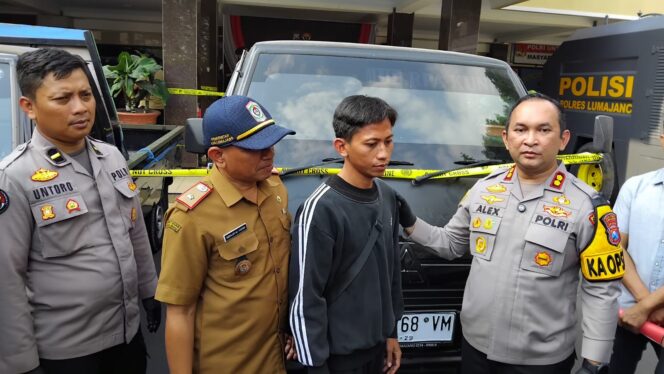 
					Polres Lumajang mengembalikan satu unit mobil pick up Mitsubishi L300 warna hitam kepada pemiliknya (Foto: Asmadi).
