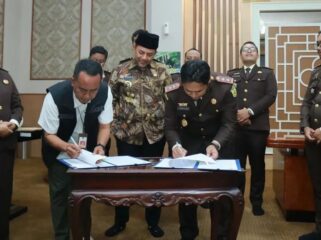 HIBAH: Penandatanganan berita acara serah terima pinjam pakai BMD oleh Sekda Ugas Irwanto dan Kajari Kabupaten Probolinggo, Ahmad Nuril Alam, disaksikan oleh Bupati Probolinggo, Gus Haris. (Foto: Diskominfo). 