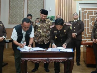 HIBAH: Penandatanganan berita acara serah terima pinjam pakai BMD oleh Sekda Ugas Irwanto dan Kajari Kabupaten Probolinggo, Ahmad Nuril Alam, disaksikan oleh Bupati Probolinggo, Gus Haris. (Foto: Diskominfo). 