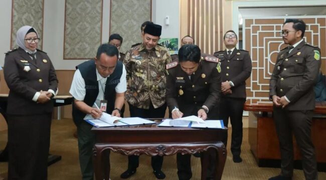 HIBAH: Penandatanganan berita acara serah terima pinjam pakai BMD oleh Sekda Ugas Irwanto dan Kajari Kabupaten Probolinggo, Ahmad Nuril Alam, disaksikan oleh Bupati Probolinggo, Gus Haris. (Foto: Diskominfo). 
