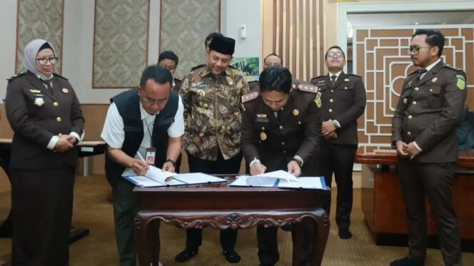 
					HIBAH: Penandatanganan berita acara serah terima pinjam pakai BMD oleh Sekda Ugas Irwanto dan Kajari Kabupaten Probolinggo, Ahmad Nuril Alam, disaksikan oleh Bupati Probolinggo, Gus Haris. (Foto: Diskominfo). 