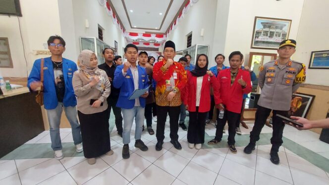 
					AUDIENSI: Para mahasiswa kelompok Cipayung saat audiensi dengan Forkopimda Kota Probolinggo. (foto: Hafiz Rozani).