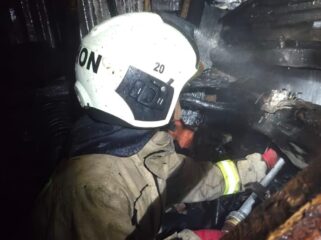 PEMADAMAN: Petugas Damkar saat memadamkan api di rumah warga, tepatnya di Jalan Letjen Suprapto, Kelurahan Kebonsari, Kec. Sumbersari, Kab. Jember. (Foto: Istimewa).
