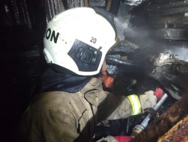 PEMADAMAN: Petugas Damkar saat memadamkan api di rumah warga, tepatnya di Jalan Letjen Suprapto, Kelurahan Kebonsari, Kec. Sumbersari, Kab. Jember. (Foto: Istimewa).