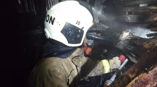 PEMADAMAN: Petugas Damkar saat memadamkan api di rumah warga, tepatnya di Jalan Letjen Suprapto, Kelurahan Kebonsari, Kec. Sumbersari, Kab. Jember. (Foto: Istimewa).