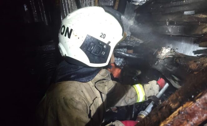 
					PEMADAMAN: Petugas Damkar saat memadamkan api di rumah warga, tepatnya di Jalan Letjen Suprapto, Kelurahan Kebonsari, Kec. Sumbersari, Kab. Jember. (Foto: Istimewa).