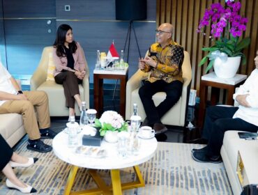 DISKUSI: Menteri Komdigi Meutya Hafid saat berdiskusi dengan Ketua PWI Pusat hasil  Kongres Persatuan 2025, Akhmad Munir. (foto: Bidang Humas PWI Pusat).