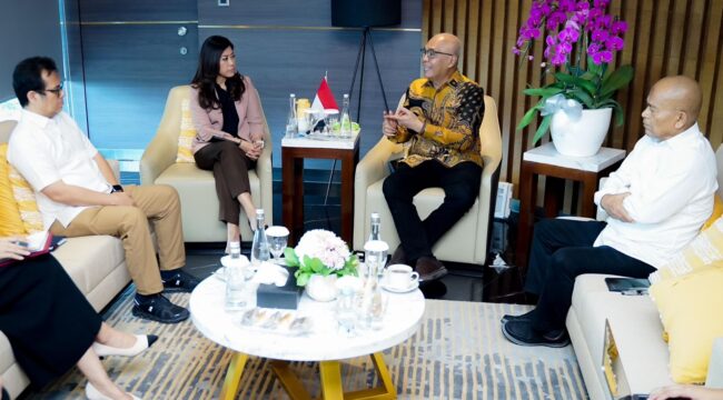 DISKUSI: Menteri Komdigi Meutya Hafid saat berdiskusi dengan Ketua PWI Pusat hasil  Kongres Persatuan 2025, Akhmad Munir. (foto: Bidang Humas PWI Pusat).