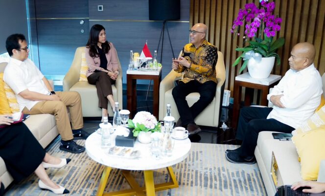 
					DISKUSI: Menteri Komdigi Meutya Hafid saat berdiskusi dengan Ketua PWI Pusat hasil  Kongres Persatuan 2025, Akhmad Munir. (foto: Bidang Humas PWI Pusat).
