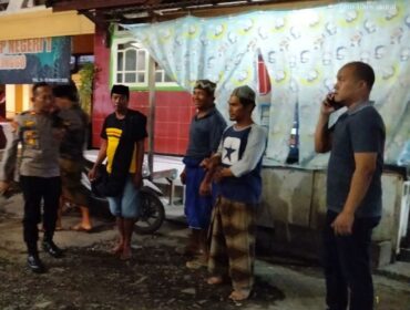 Polisi saat berada di lokasi kejadian pengeroyokan.