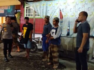 Polisi saat berada di lokasi kejadian pengeroyokan.