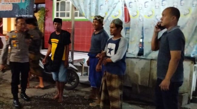 Polisi saat berada di lokasi kejadian pengeroyokan.