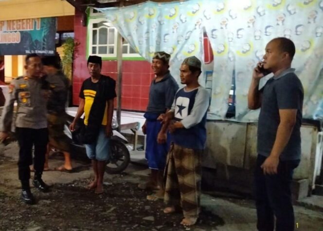 
					Polisi saat berada di lokasi kejadian pengeroyokan.