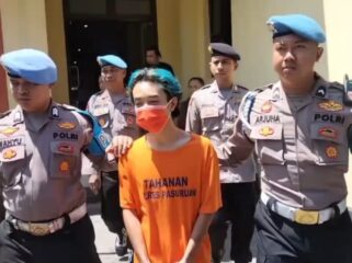 Polisi menangkap terduga pelaku pelemparan molotov ke pos polisi. (Foto: Moh. Rois)