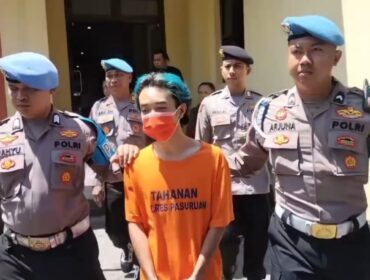 Polisi menangkap terduga pelaku pelemparan molotov ke pos polisi. (Foto: Moh. Rois)