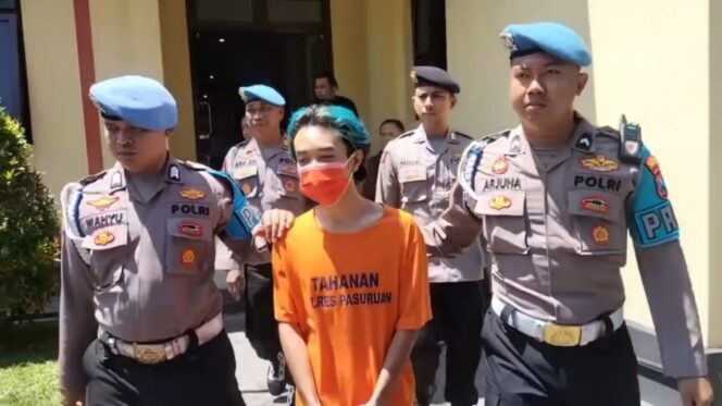 
					Polisi menangkap terduga pelaku pelemparan molotov ke pos polisi. (Foto: Moh. Rois)
